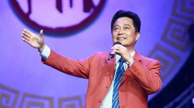 除了参演影视剧外,孙启新还是上海电视台的主持人,他曾经主持过《戏剧