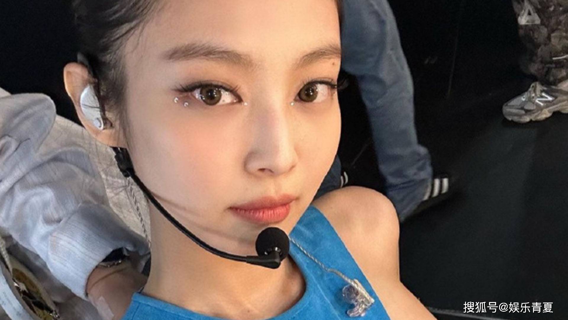 jennie眼睛不舒服引发争议!翻白眼还是走神?