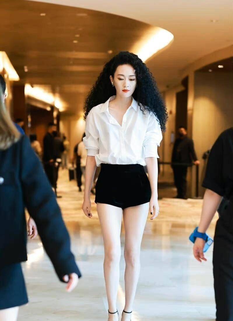 "童瑶"的穿衣风格大变,白衬衫短裤烫发发型大秀"豆腐腿"_时尚_连衣裙