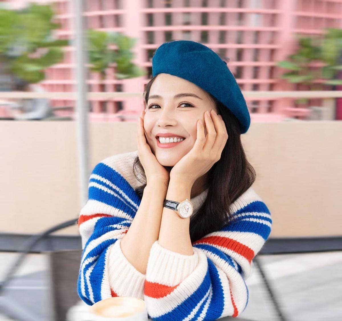 防长裙穿斜纹卫衣,戴贝雷帽,不亚于上海红人_款式_优点_女性