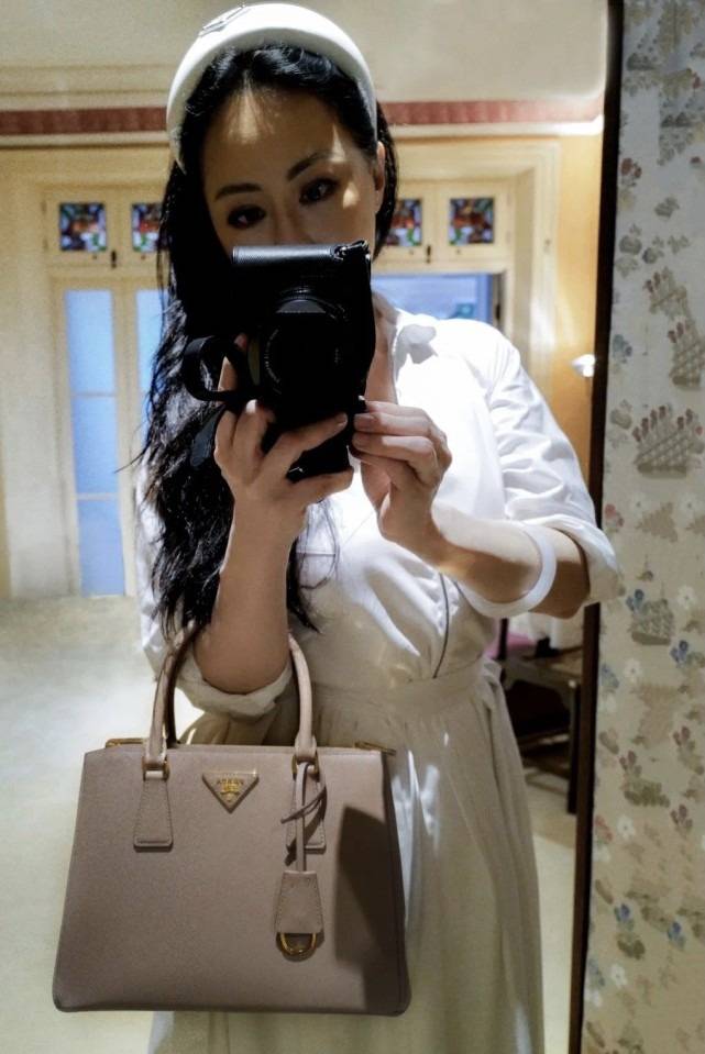 "桃色女神"章小蕙真不老,58岁仍旧散发时尚魅力,近照养眼_身材_黑色