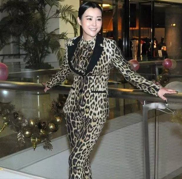 郝蕾真敢穿,一身豹纹的造型,时尚大气,一般人还真驾驭不了_黑色_元素