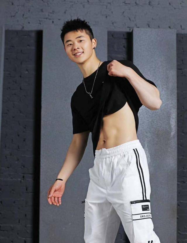 有颜值,有身材还阳光,这位网红肌肉男,分明就是模特演员的实力_运动