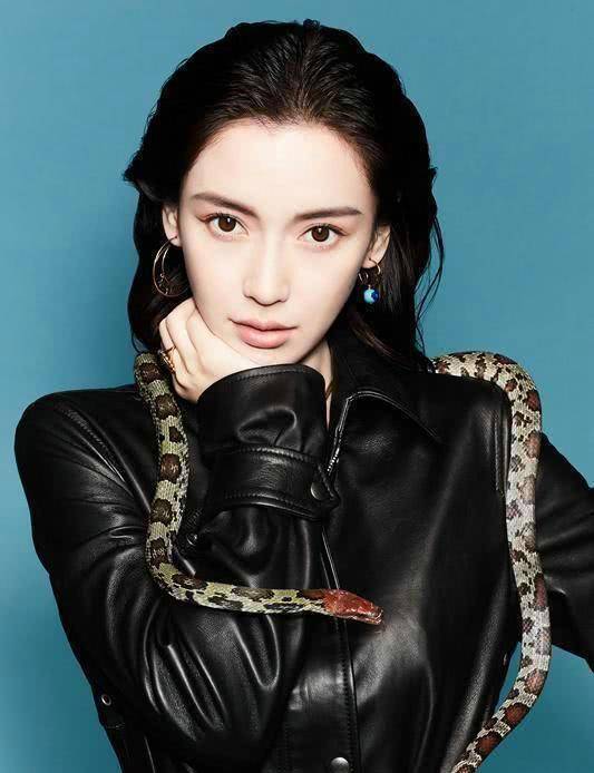 当然除了这个还有很多,比如出道之前的那些黑料,再比如自己开的奶茶店