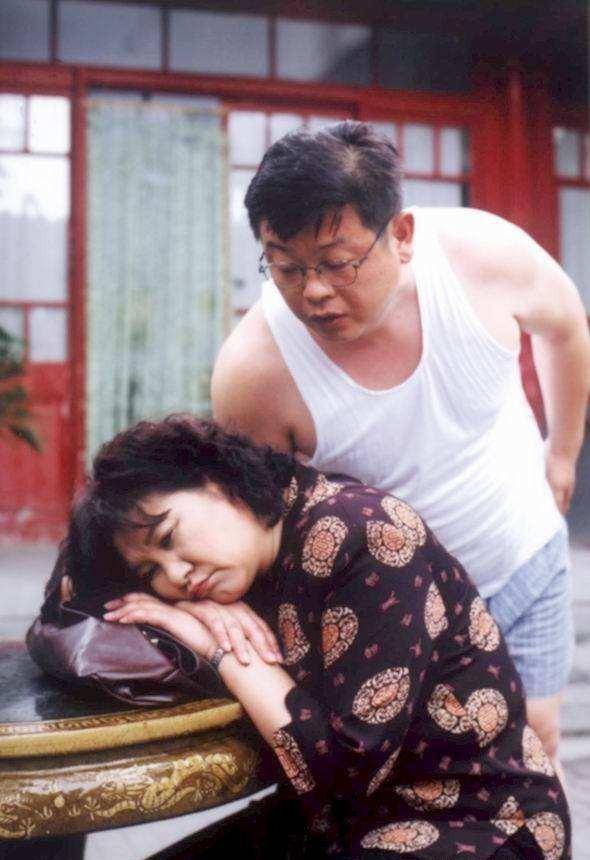 傅彪妻子张秋芳与儿子的近照,张秋芳穿着素雅,举手投足仍很美_冯小刚