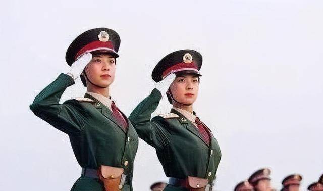 还记得99年阅兵式,那对红遍全国的双胞胎女兵吗?如今过得怎样?