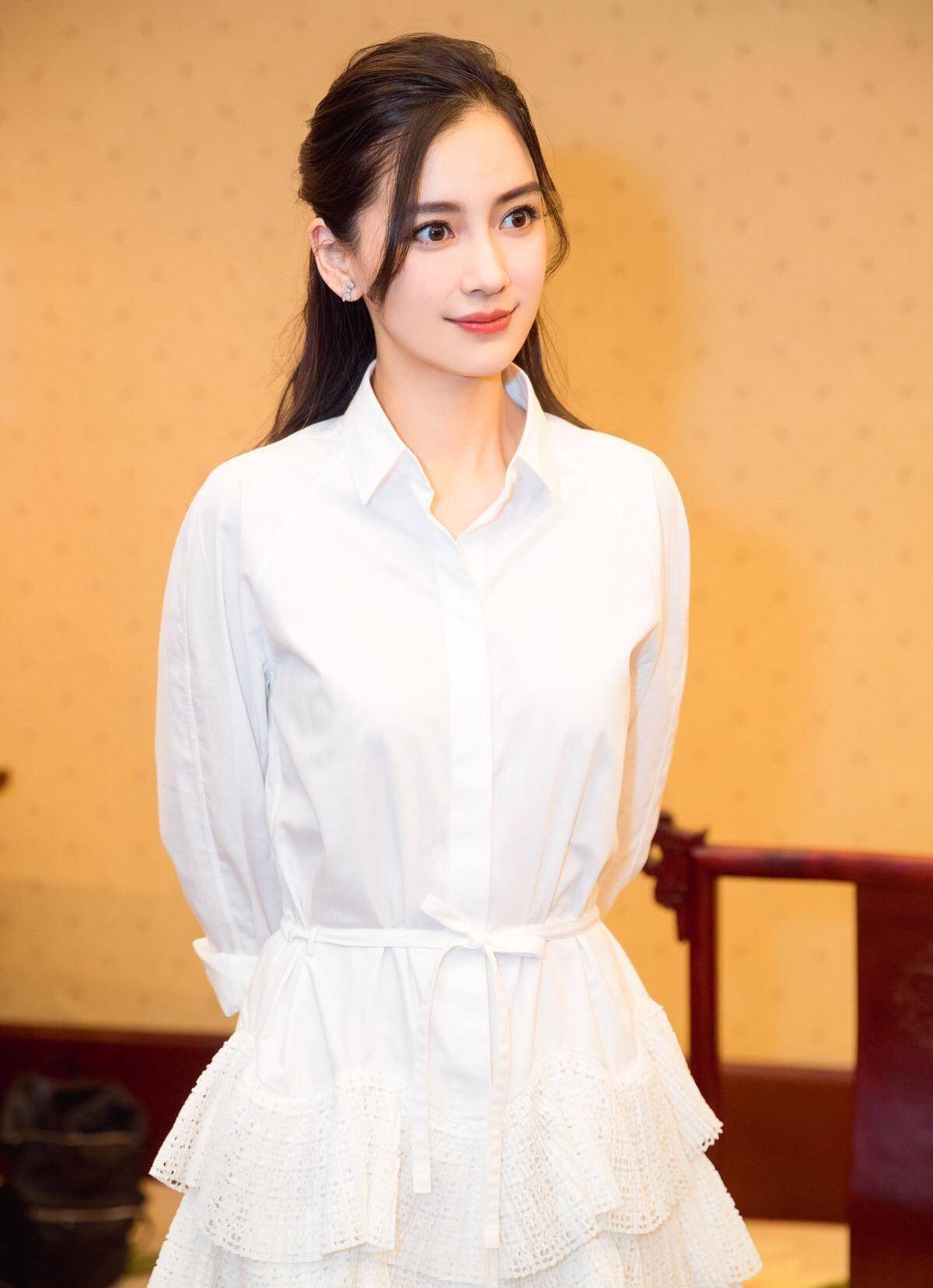 杨颖下水教儿子游泳,小海绵没穿救生衣真勇敢,陪伴儿子真尽责!