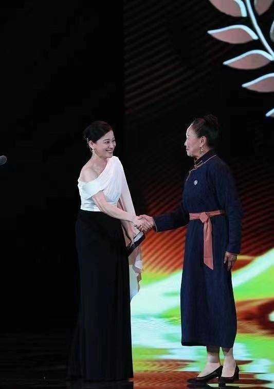 梅婷同框倪萍，两人五官气质好像啊，梅婷脸上长痘眼神强势有气场-梅婷和倪萍越来越像了
