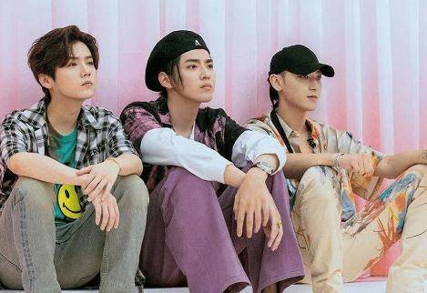 和黄子韬,吴亦凡他们坐一起,咖位也不符合,所以微博之夜直接安排他们