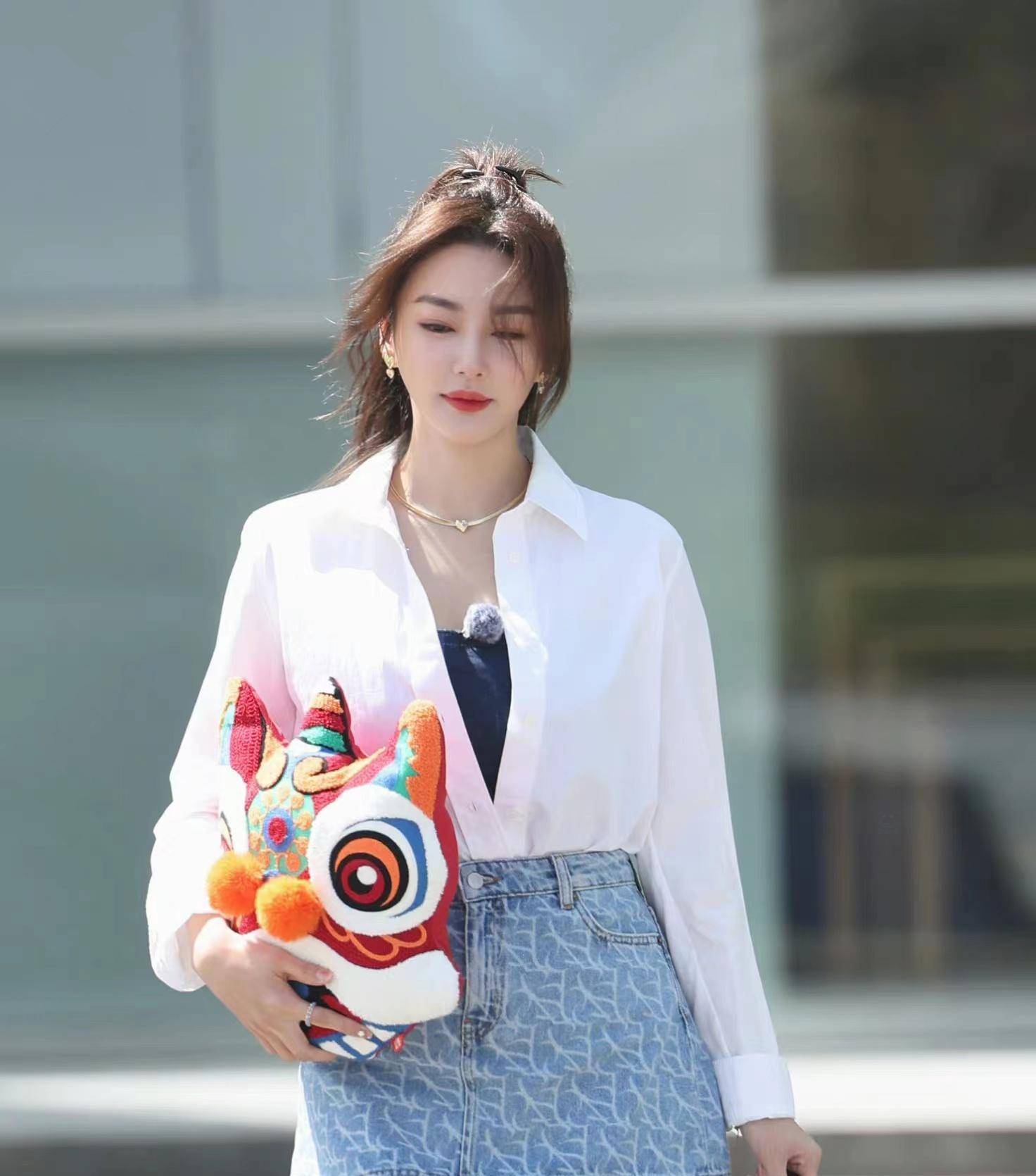 张雨绮《女子推理社》上班路透,白衬衫搭牛仔短裙,清新又减龄!