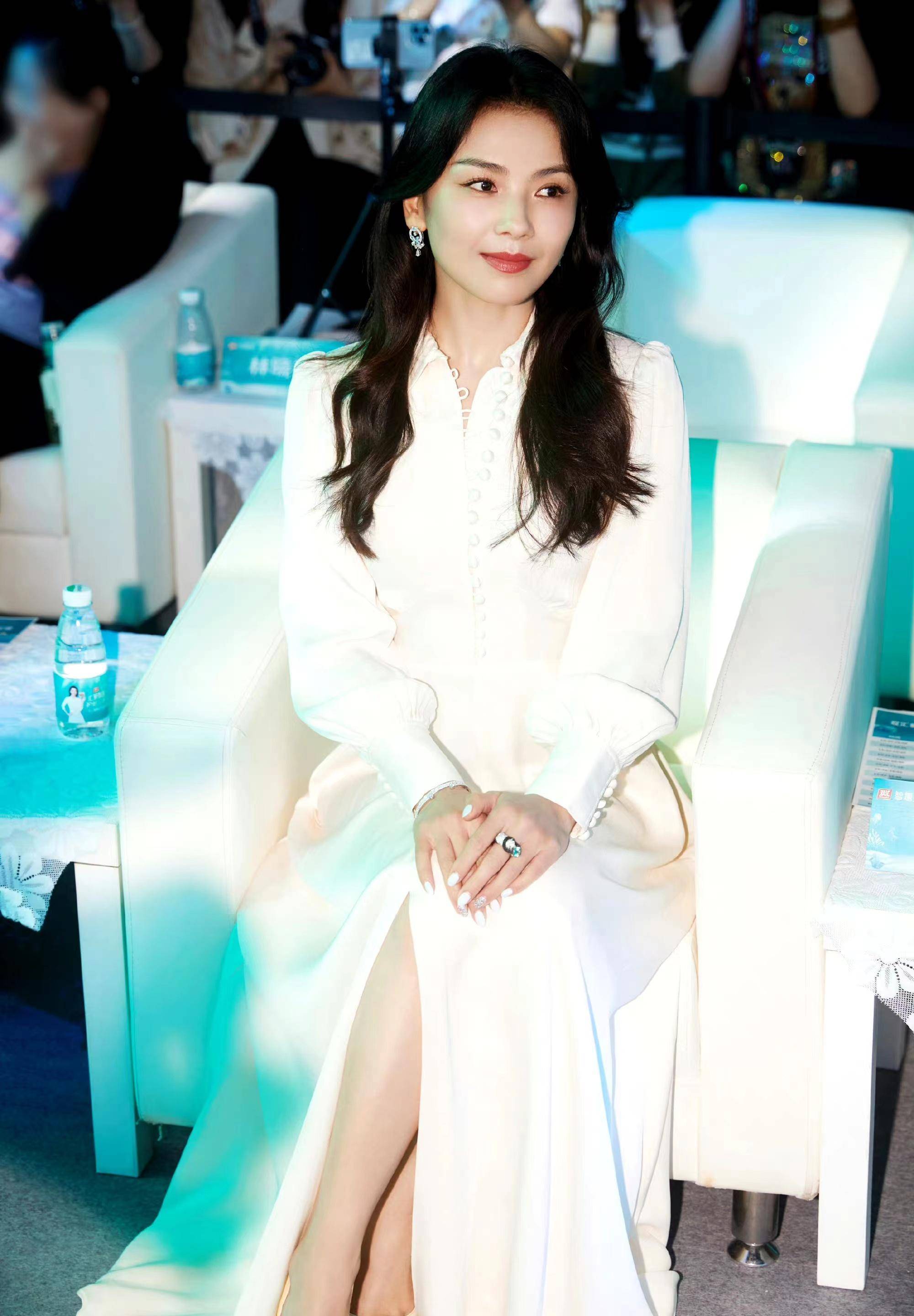 刘涛一袭白色开叉连衣裙出席活动,温婉端庄优雅!_时尚_气质_身材