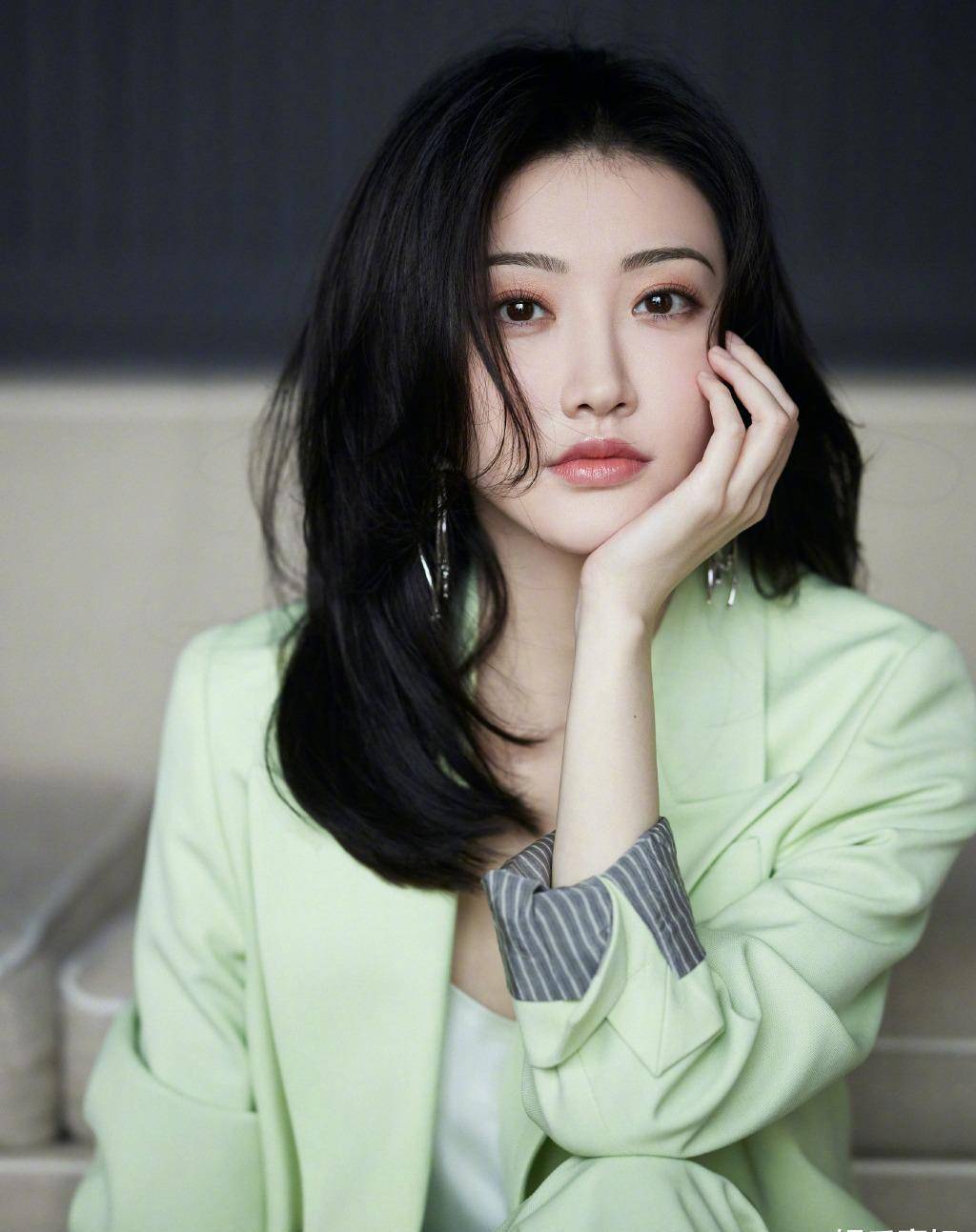 景甜早春穿搭好好看,清新的藤绿色西服套装,优雅大气,飒甜兼有_耳环