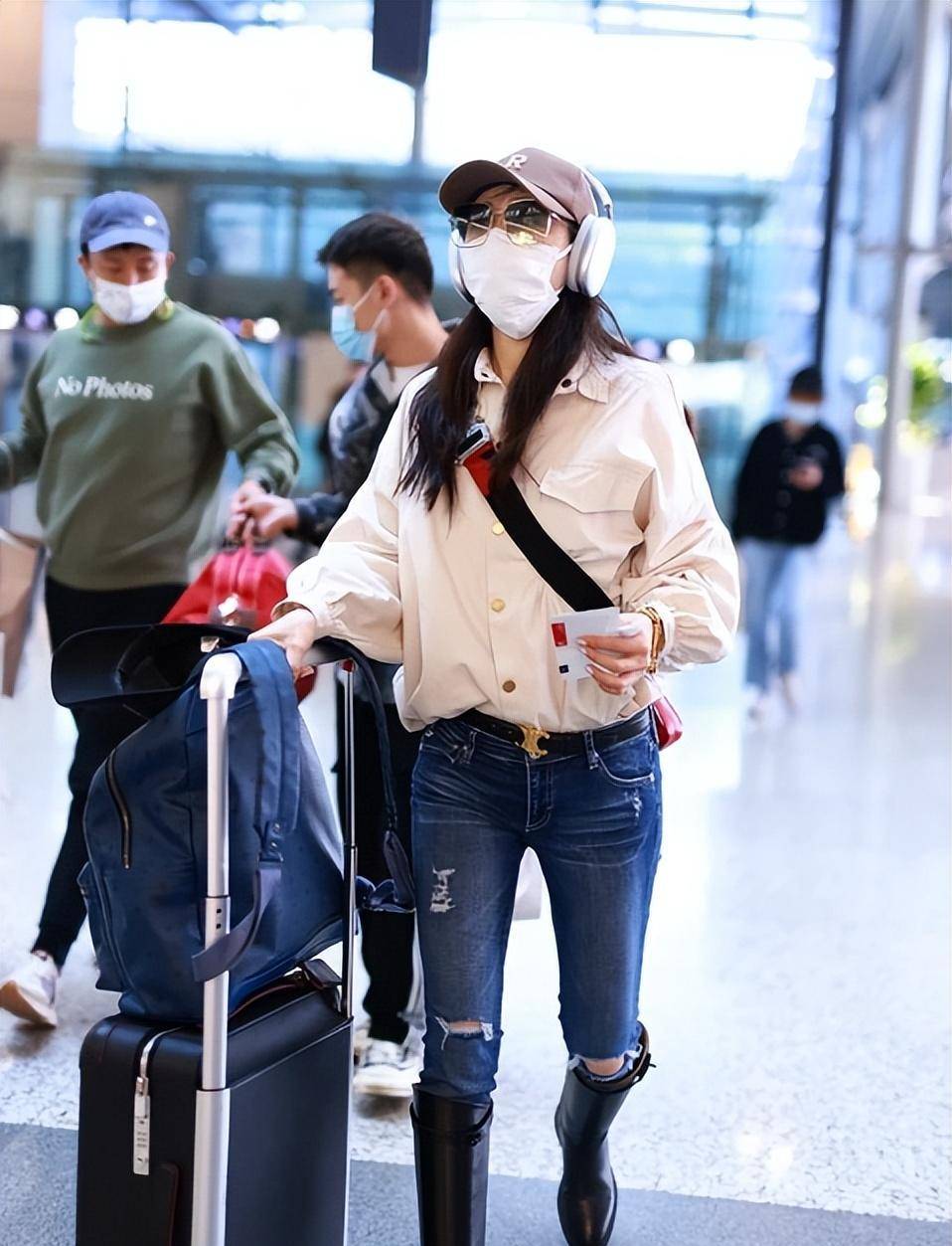 "笑脸"紧身牛仔裤配厚衬衫,张静初俏丽的少女风范!_时尚_生活_女孩子