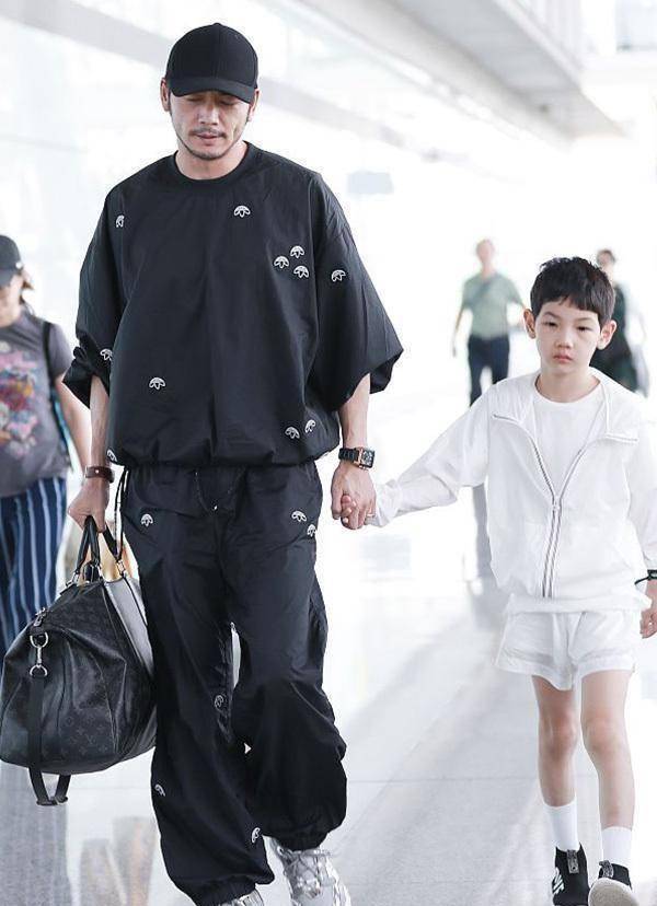 杨烁带儿子现身机场,父子黑白配潮范儿十足,没想到儿子这么帅气_黑色