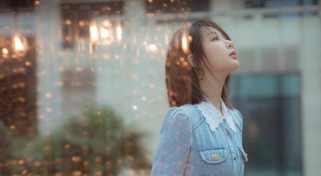 杨紫没有刘海也好美,牛仔长裙和马丁靴的映衬碰撞,复古摩登_造型_衬衣