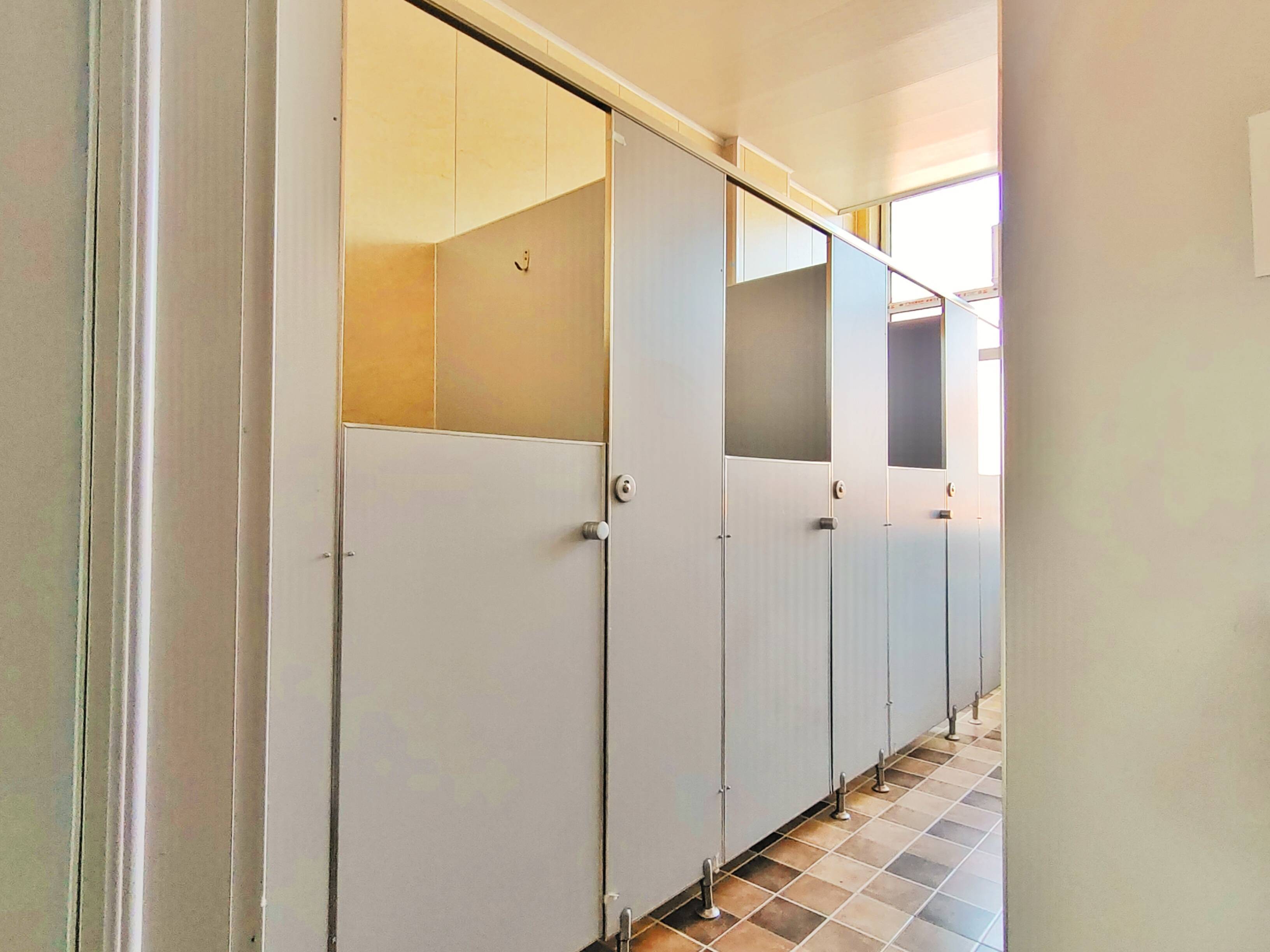 八,淋浴房:宿舍楼配置有淋浴房