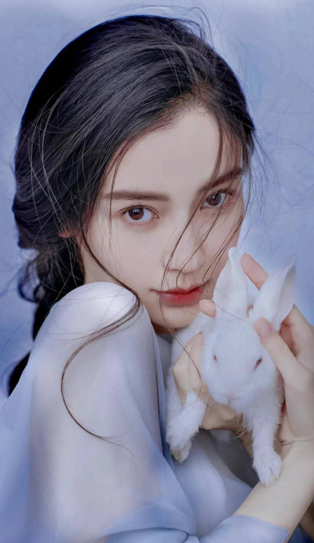 angela baby中文名杨颖,1989年出生在香港,她毋庸置疑的美貌,即使在