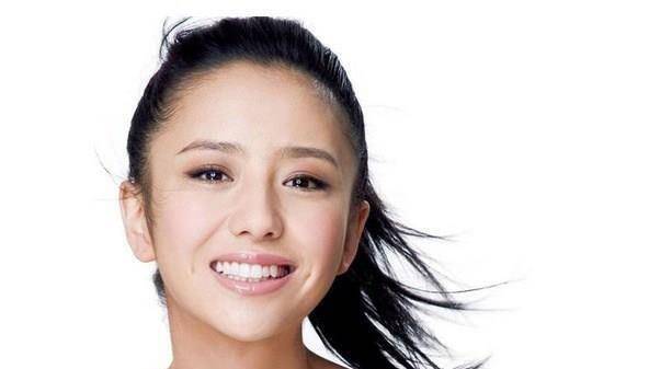 娱乐圈六位女星有"虎牙",张雪迎佟丽娅好美,她太丑偷偷做矫正_李宇春