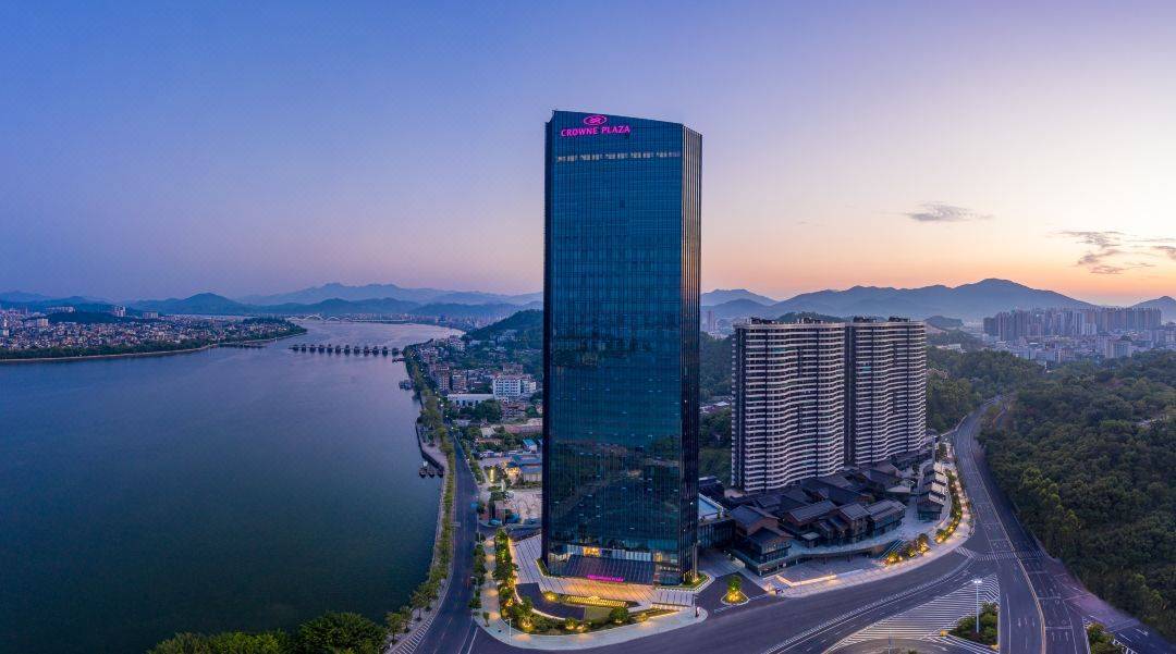 潮州腾瑞皇冠假日酒店位于潮州市韩江大桥桥头的腾瑞·外滩湾,酒店依