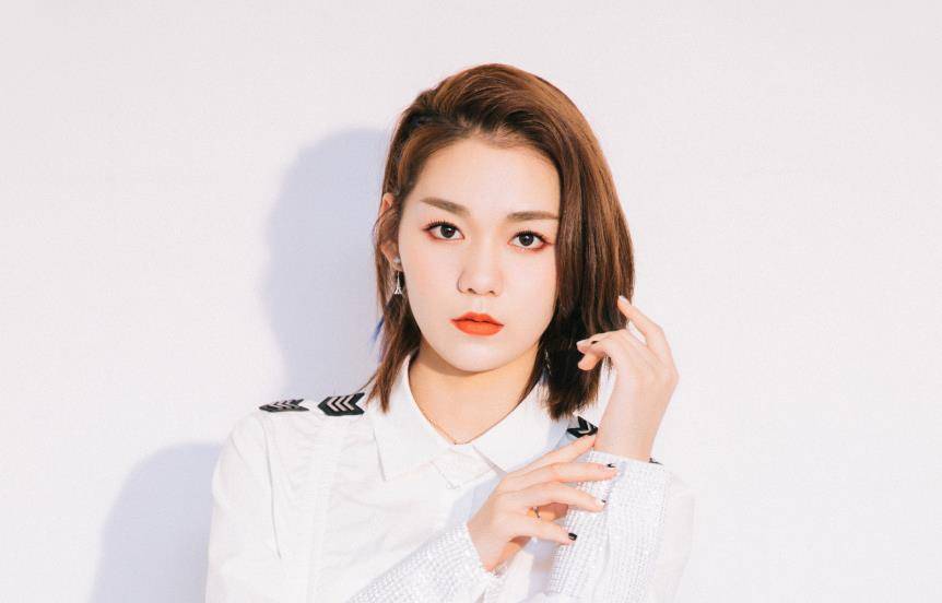 当初段奥娟因为参加选秀放弃了高考,后来又因为在团体活动再次放弃