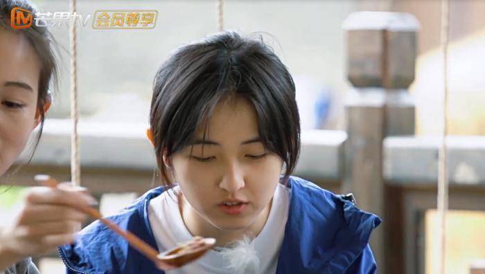 张钧甯给张子枫夹菜,有谁注意她小声嘟囔的2个字?