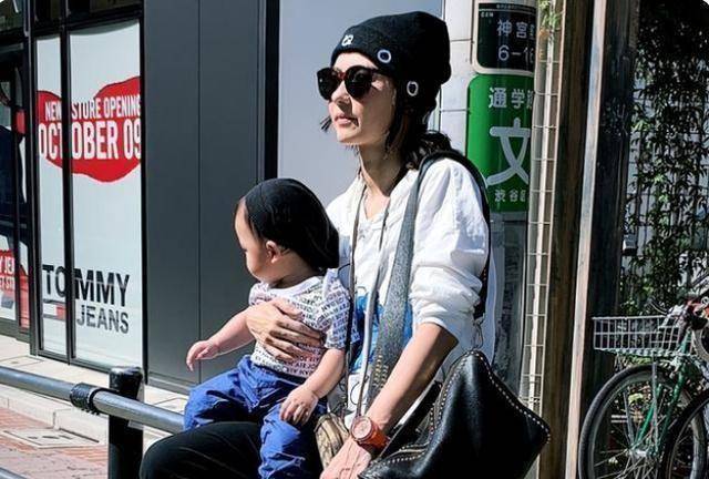 张柏芝晒大儿子lucas合照,母子俩关系好,一家人其乐融融_lucas_母亲