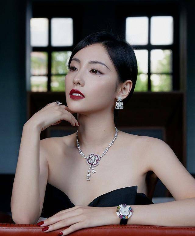 张嘉倪拍摄写真,大秀美背拍摄意境大片,撑腮远眺魅力十足_气质_生活