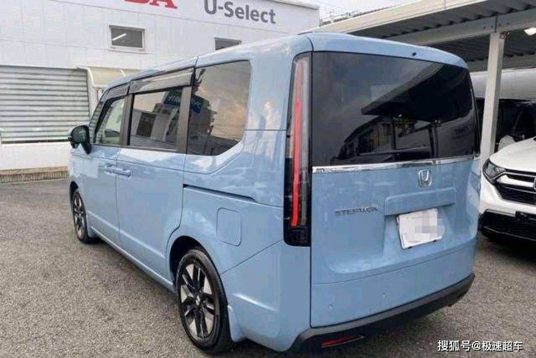 本田stepwgn:淡蓝色漆面更炫酷,7座大空间 2.