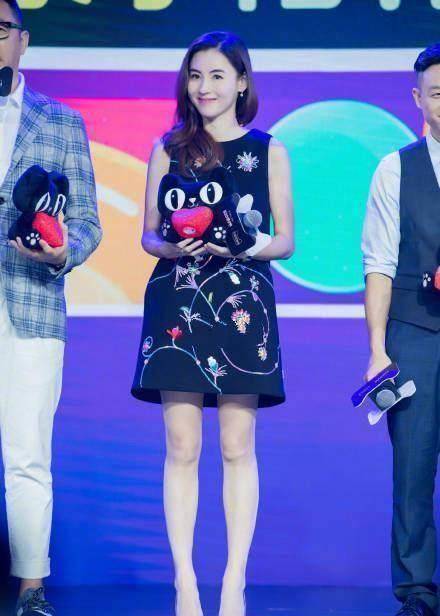 脸型不在是那么小巧而是看起来有些微微发福,看来张柏芝也是压力不小