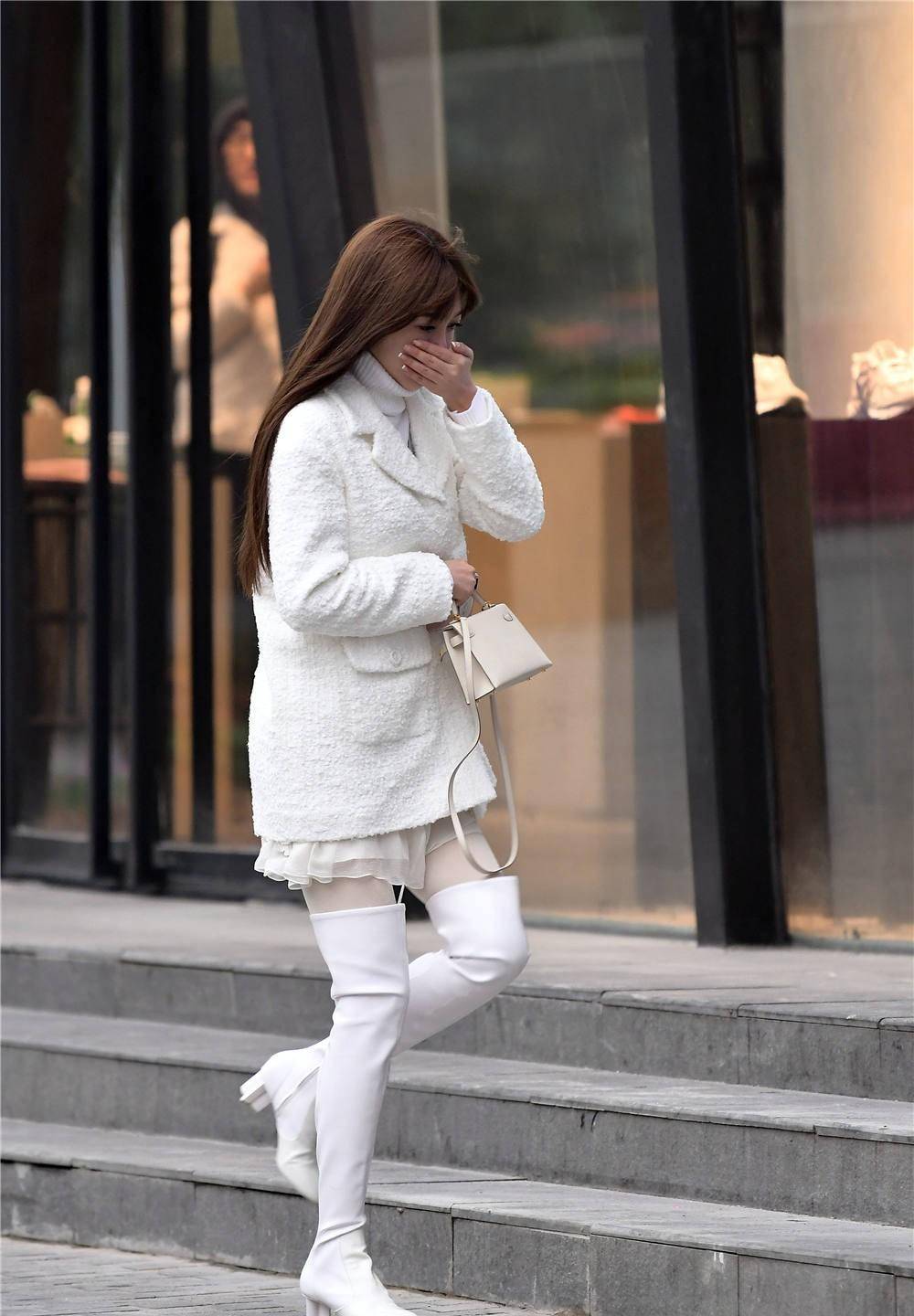 白色粗跟过膝靴,搭配白色丝袜,毛衣和外套都是白色的_款式_美女_效果