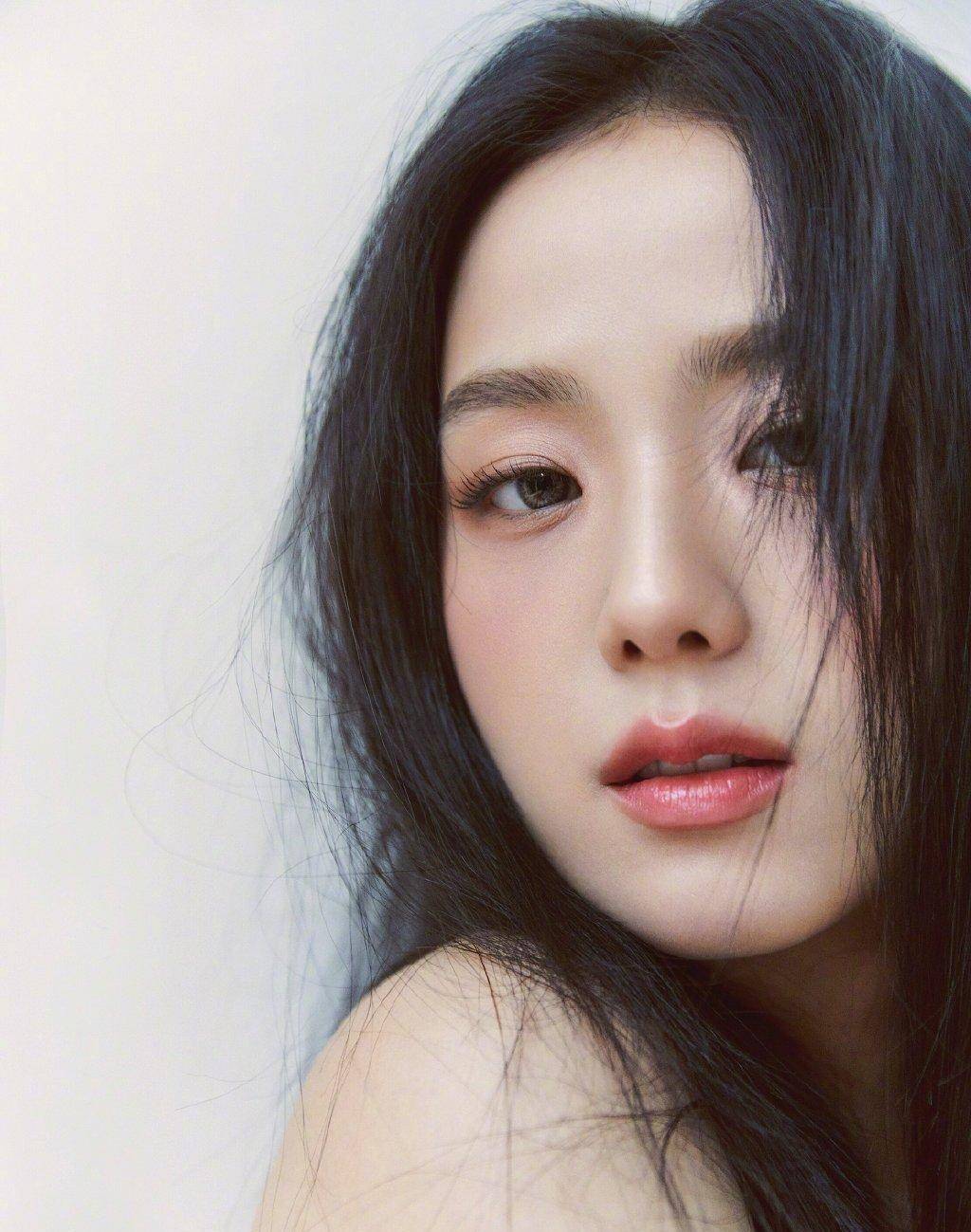 金智秀是韩媒公认的颜霸,无论是超高身价还是亲戚