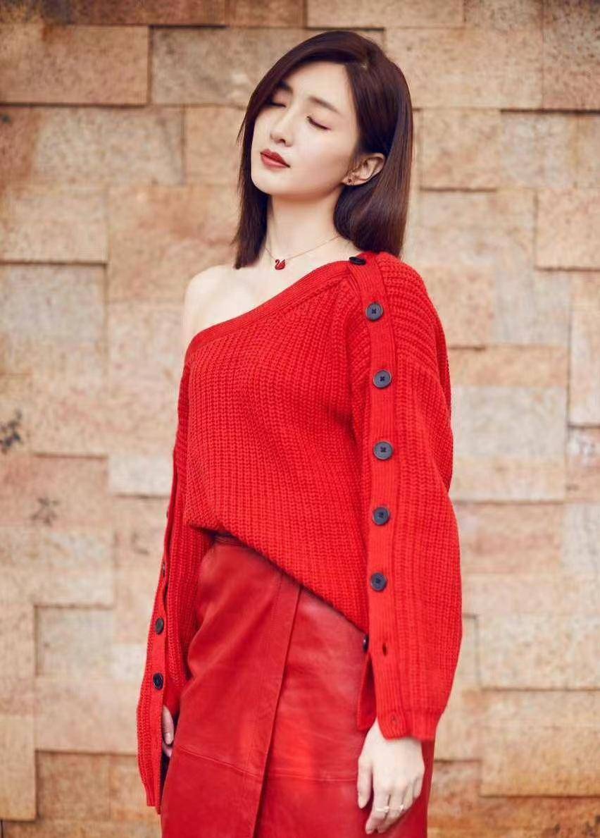 江疏影不喜欢有武器,却喜欢红衣,她身穿红领长发及皮裙,她美丽而美丽