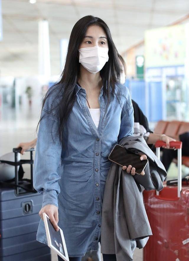 张碧晨当妈后不"赶时髦",衬衫全是褶还出门,却难掩好气质_造型_牛仔