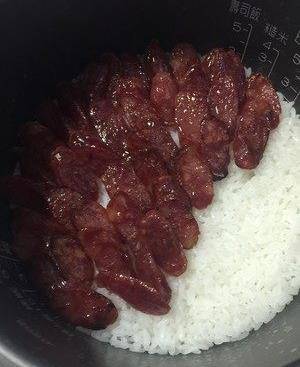 臘味煲仔飯(電飯煲版)的做法,簡單易學_臘腸_油菜_大米