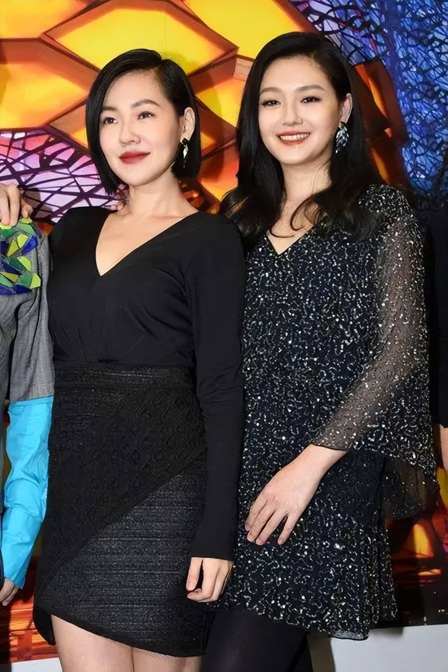 大s近照曝光,双手搂着具俊晔笑得很开心,与小s同框反而像妹妹_黑色