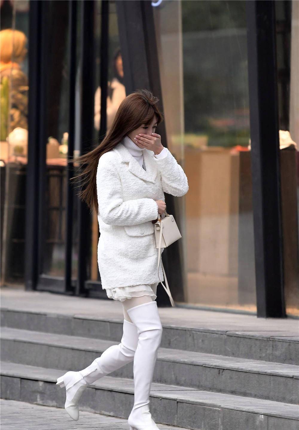 白色粗跟过膝靴,搭配白色丝袜,毛衣和外套都是白色的_款式_美女_效果