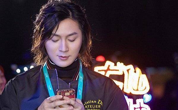 就在11月10日19点9分,张大仙发布微博表示自己已经和灰灰分手,分手