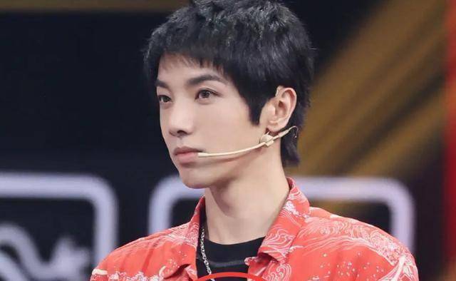 张碧晨探班王牌,将"女儿铭牌"给华晨宇戴上,这样秀恩爱太高级_项链