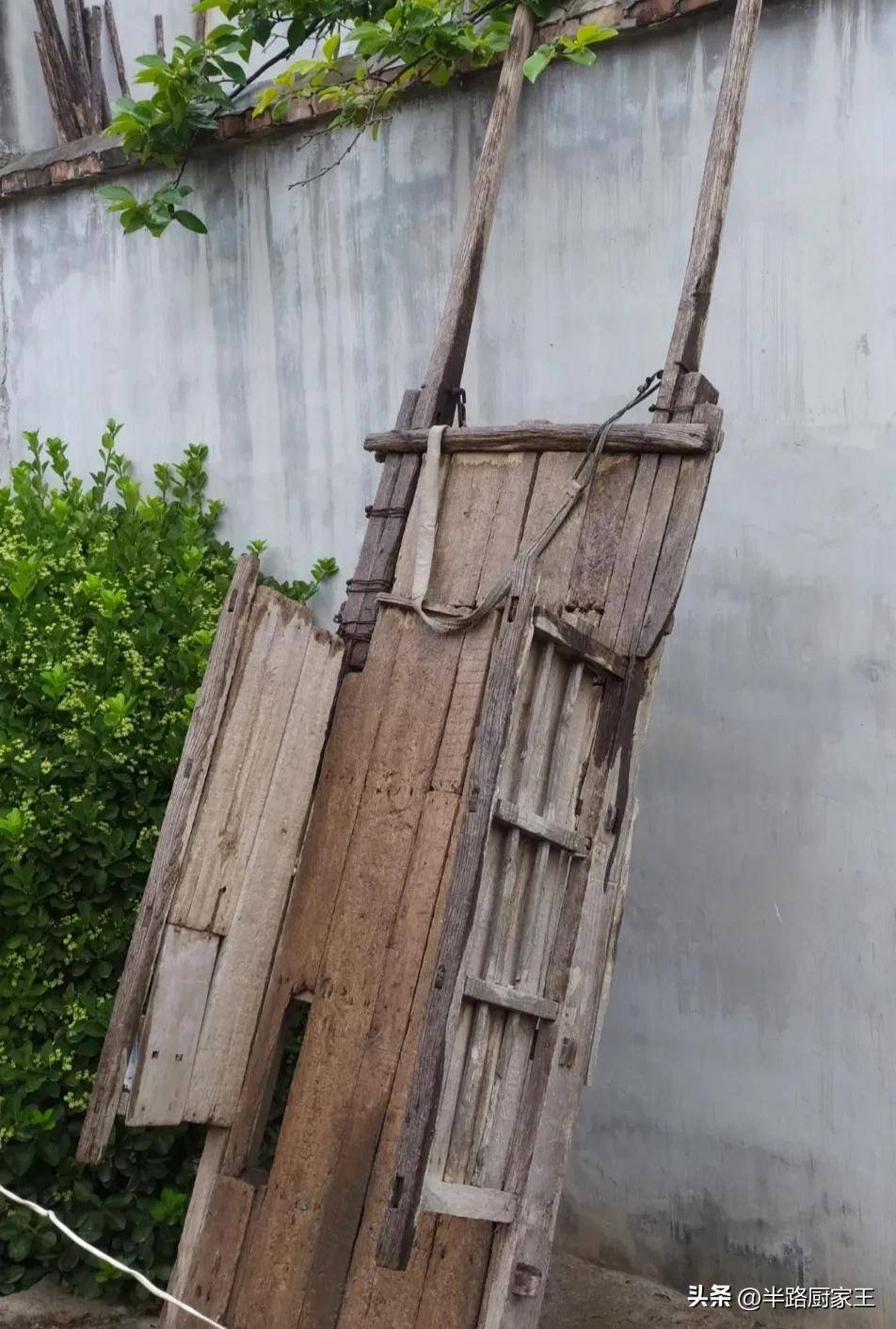 有一次,地排车上装满木头,他架着车辕,前面撵着骡子,能从梁山县步行到