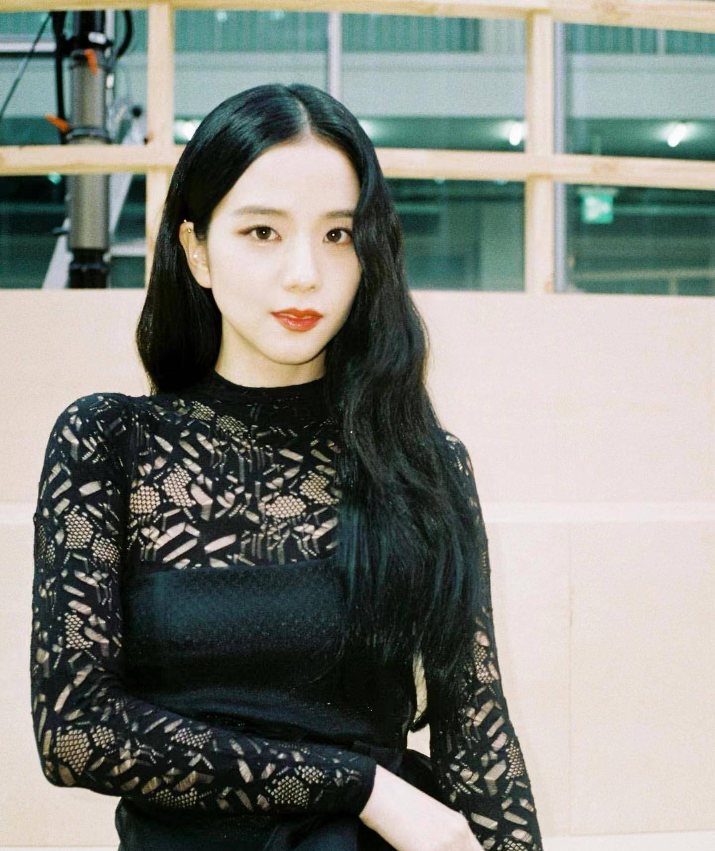 镂空裙摆,波浪长发,blackpink金智秀洋娃娃般的美貌,气质不凡_照片