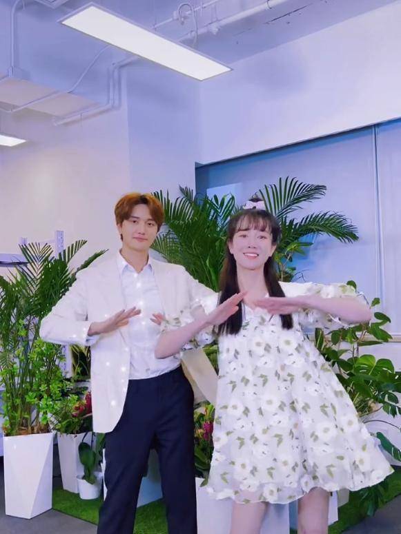 张檬被小五求婚后,穿着宽松被猜有孕,本尊回应不置可否_公主_视频