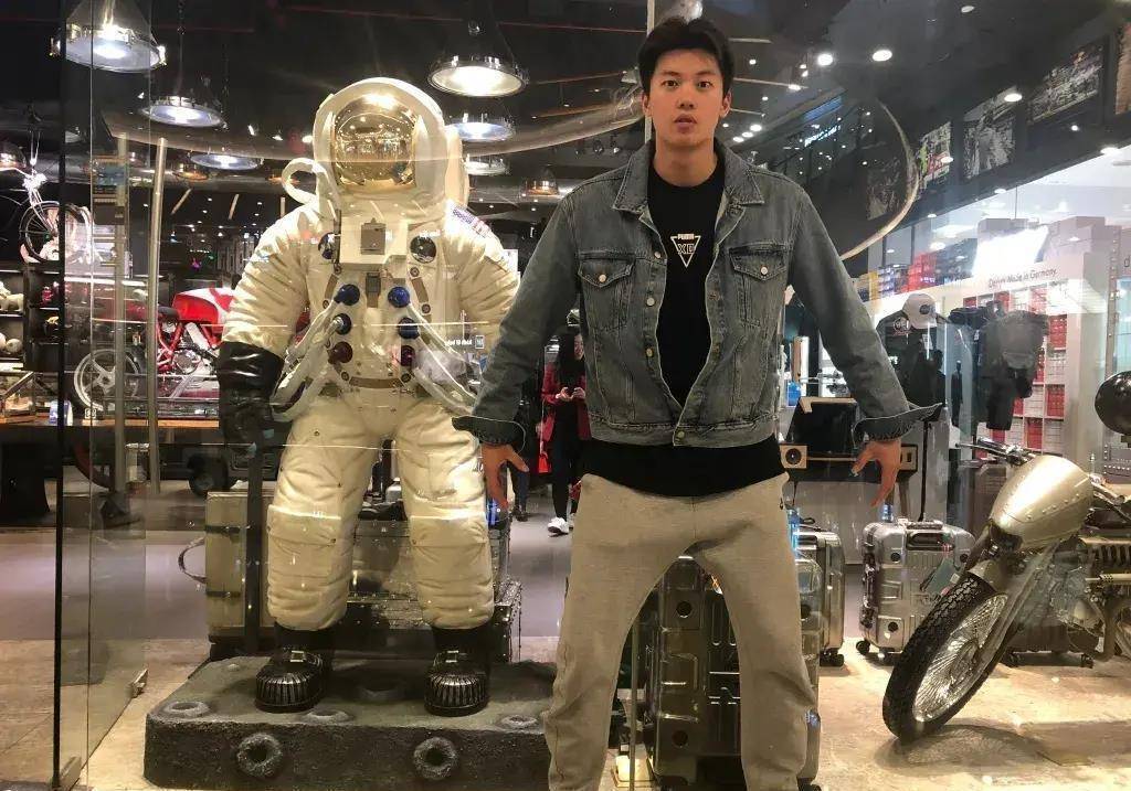 男团unine的队长李汶翰也曾入选过浙江游泳队▼年少时曾经横渡钱塘江