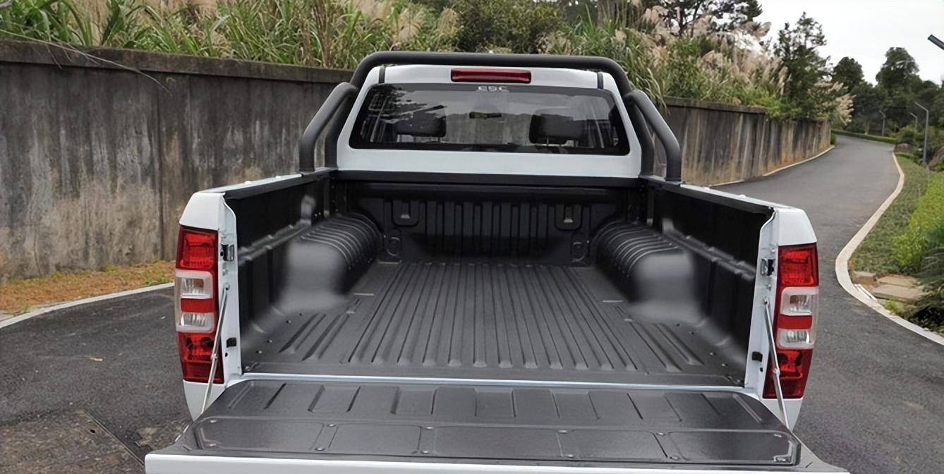 77米纯平底货箱,相比普通的皮卡车型装载容量提升20%,一趟能够装下