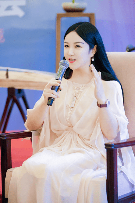 古筝演奏家袁莎专辑《出水莲》发行 限量版火箭古筝纪念品同场发布