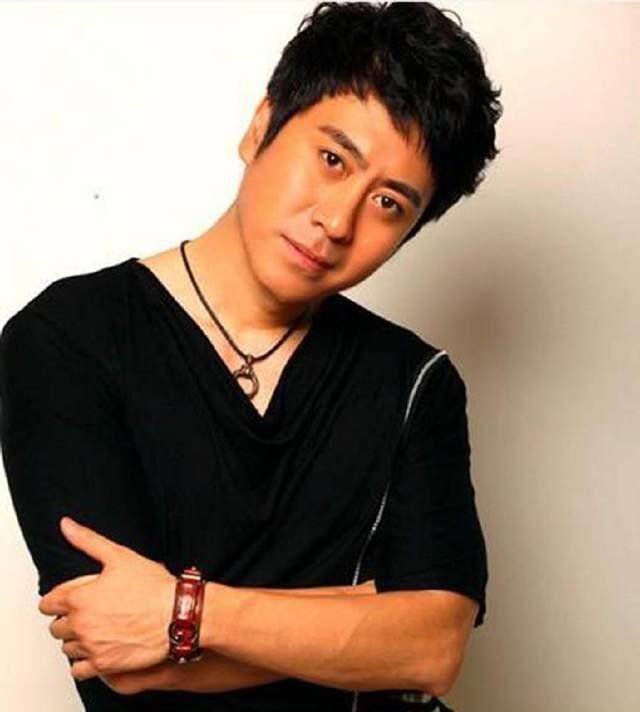 听六哲的《错错错》,如今他早已为人父,而他那时候的女朋友也为人妻