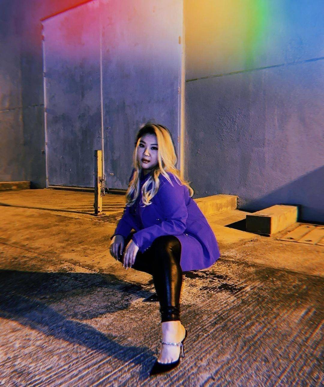 郑欣宜体重过百照样美,一袭渐变色斜肩长裙优雅时髦,太自信_设计