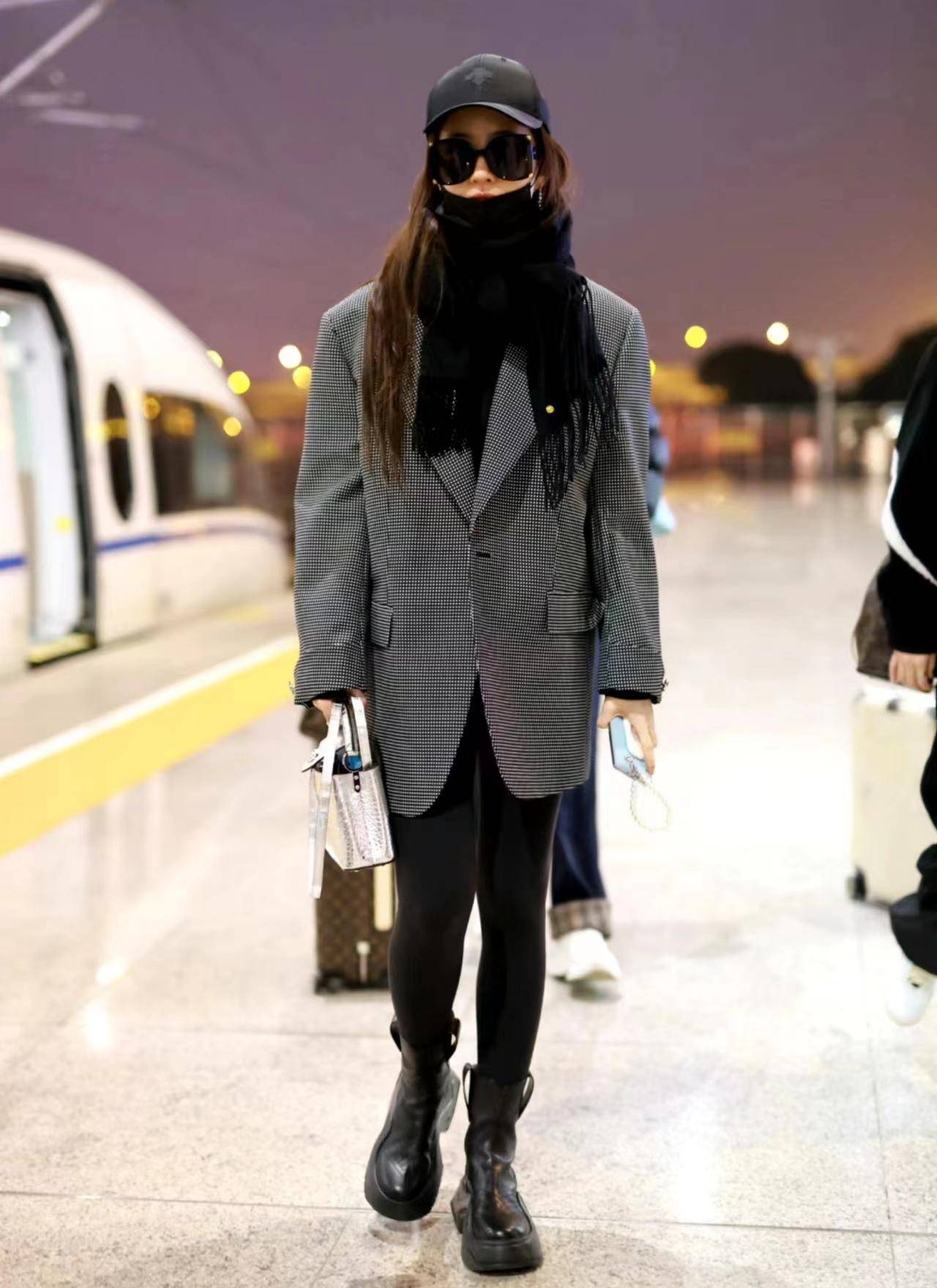 只见他上身穿着一件灰色的格纹廓形西装.宽松的版型舒适优雅,不拘束.