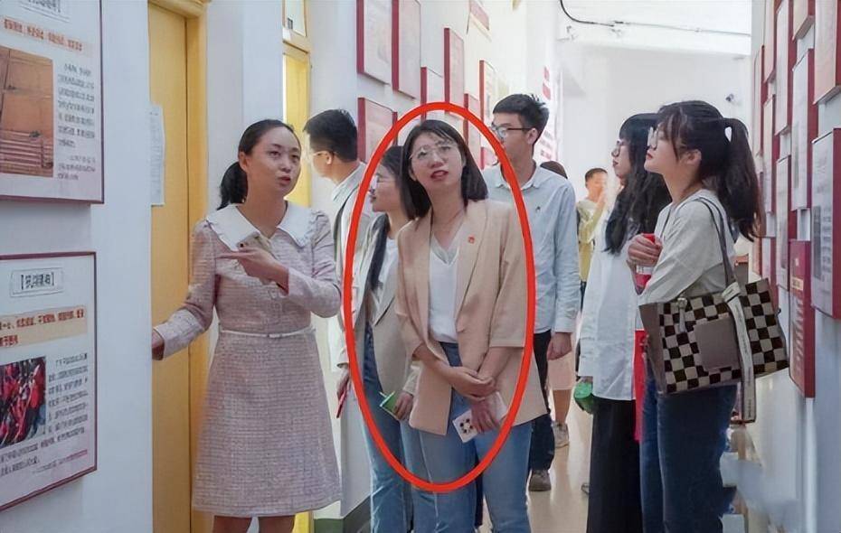 张晨婧2014年到校任教,2017年培训期间结识了卓处长,由于工作原因