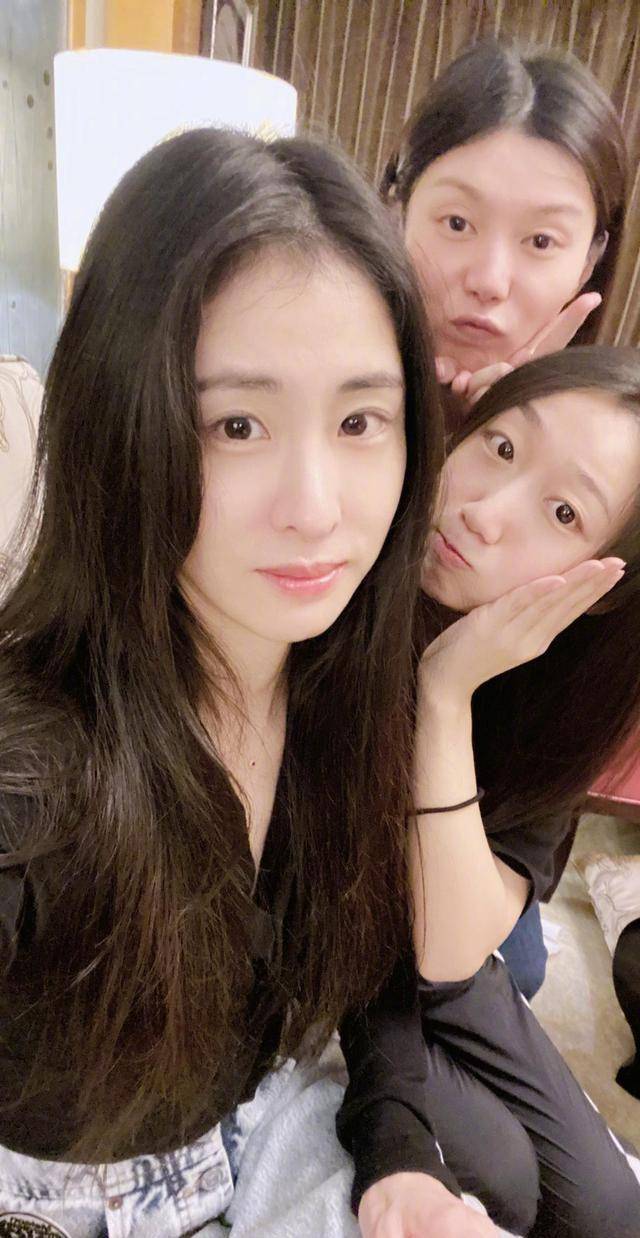 张碧晨扛不住美食诱惑,和好友大吃火锅,黑色t恤配牛仔裤少女风_身材