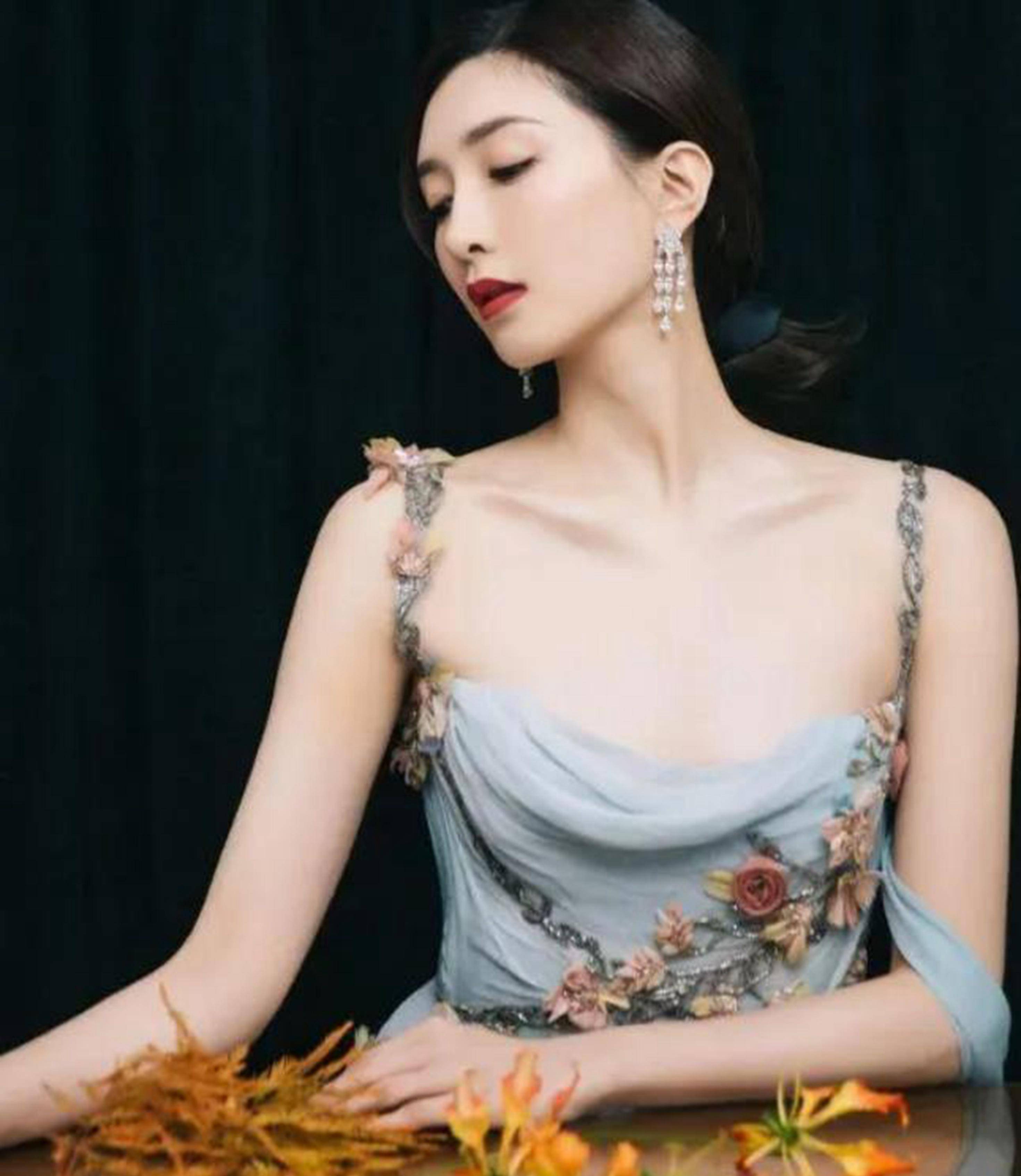 江疏影「美人气质」极佳,身穿蓝色吊带纱裙,身材太吸睛_观众_演艺事业